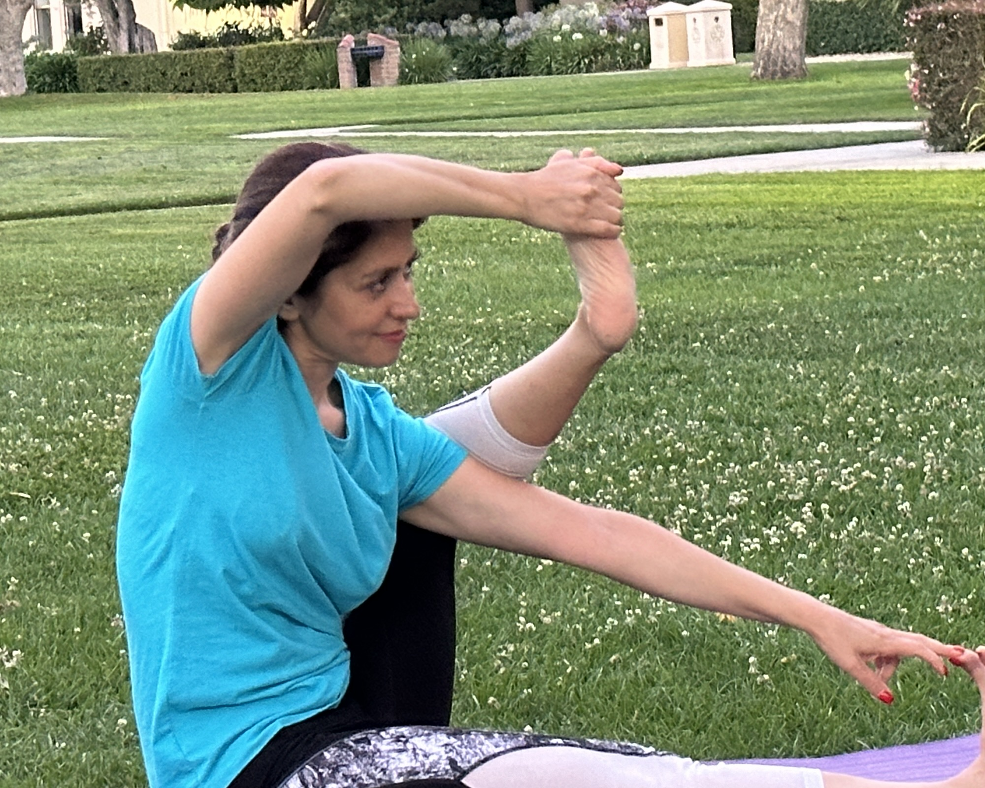 Azadeh — outdoor kaman pose
